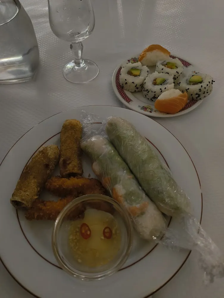 Nems Au Bœuf Avec Sushi Frais